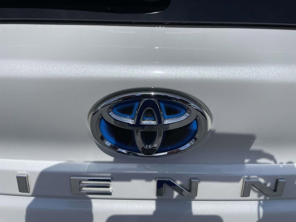Used 2023 Toyota Sienna Limited image 27