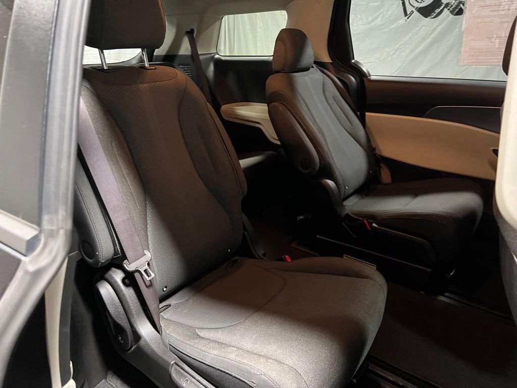 Used 2023 Kia Carnival LX image 11