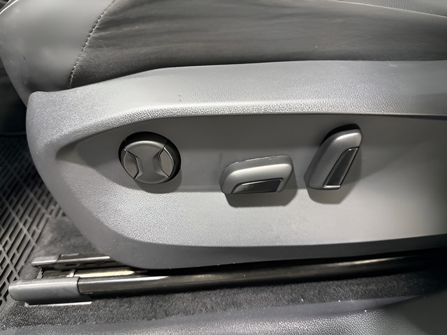 Used 2023 Volkswagen Tiguan SE w/ Panoramic Sunroof Package FWD image 12