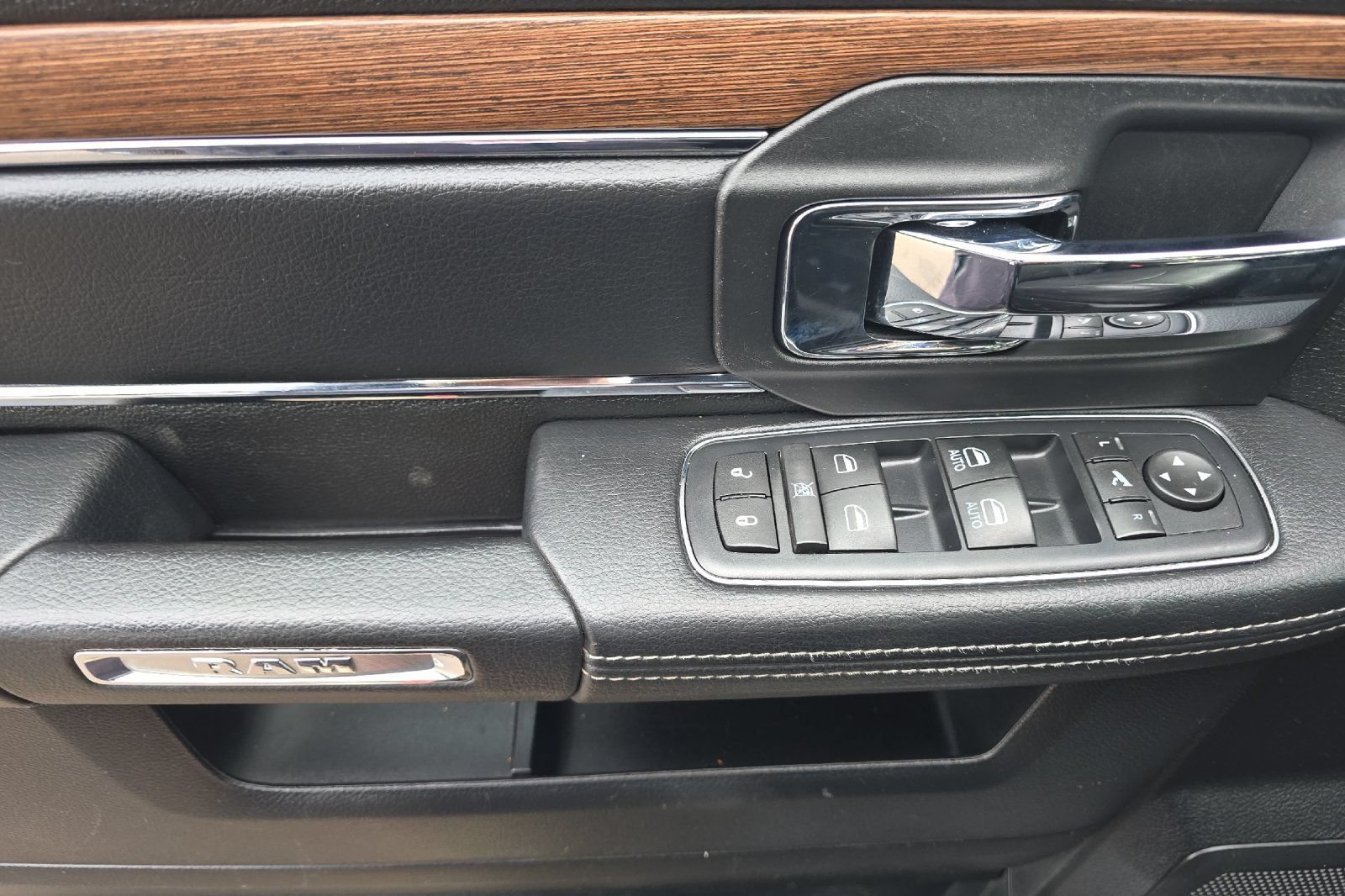 Used 2016 RAM 3500 Laramie AWD/4WD image 11