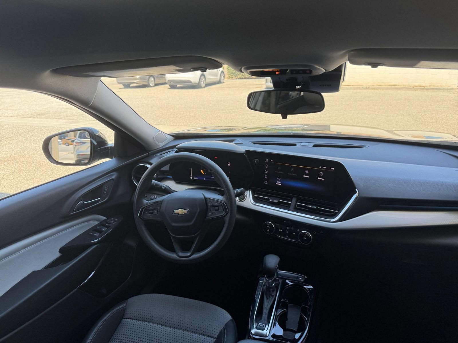 Used 2025 Chevrolet Trax LT FWD image 33