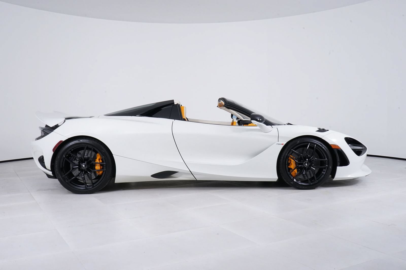 Used 2024 McLaren 750S Spider RWD image 8