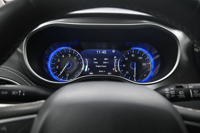 Used 2023 Chrysler Pacifica Touring-L AWD/4WD image 13