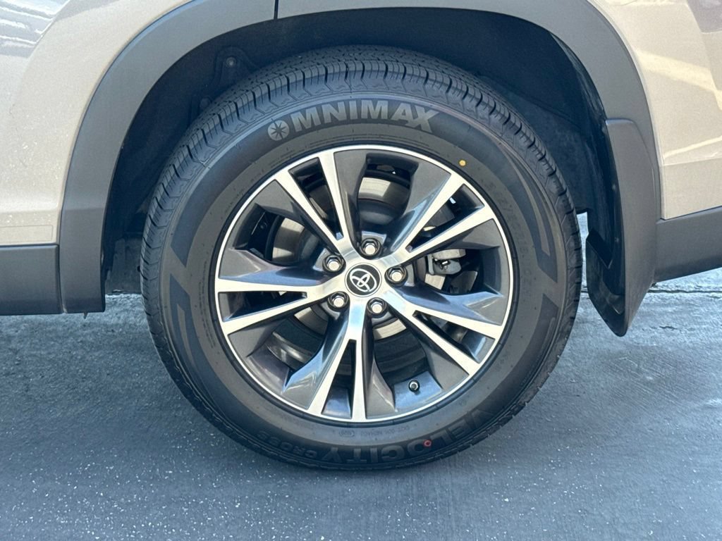 Certified 2019 Toyota Highlander Plus w/ Carpet Mat Package (TMS) AWD/4WD image 18
