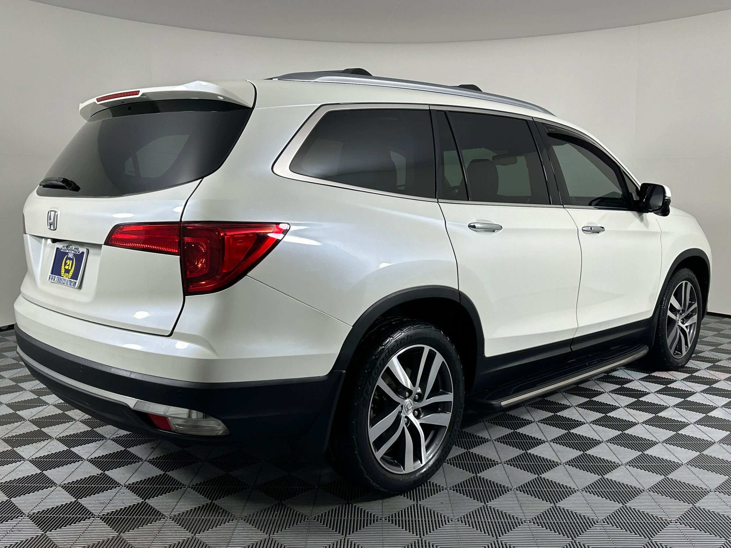 Used 2017 Honda Pilot Touring image 12