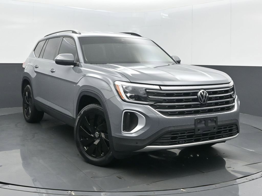 Used 2025 Volkswagen Atlas SE FWD image 2