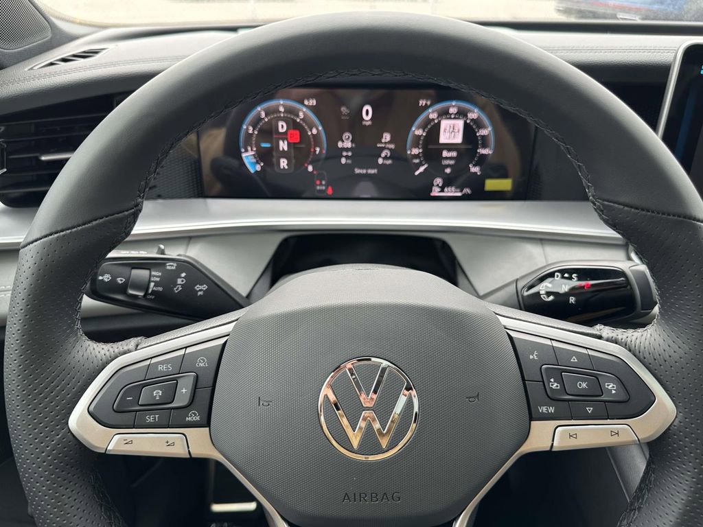 New 2026 Volkswagen Tiguan SE R-Line AWD/4WD image 17