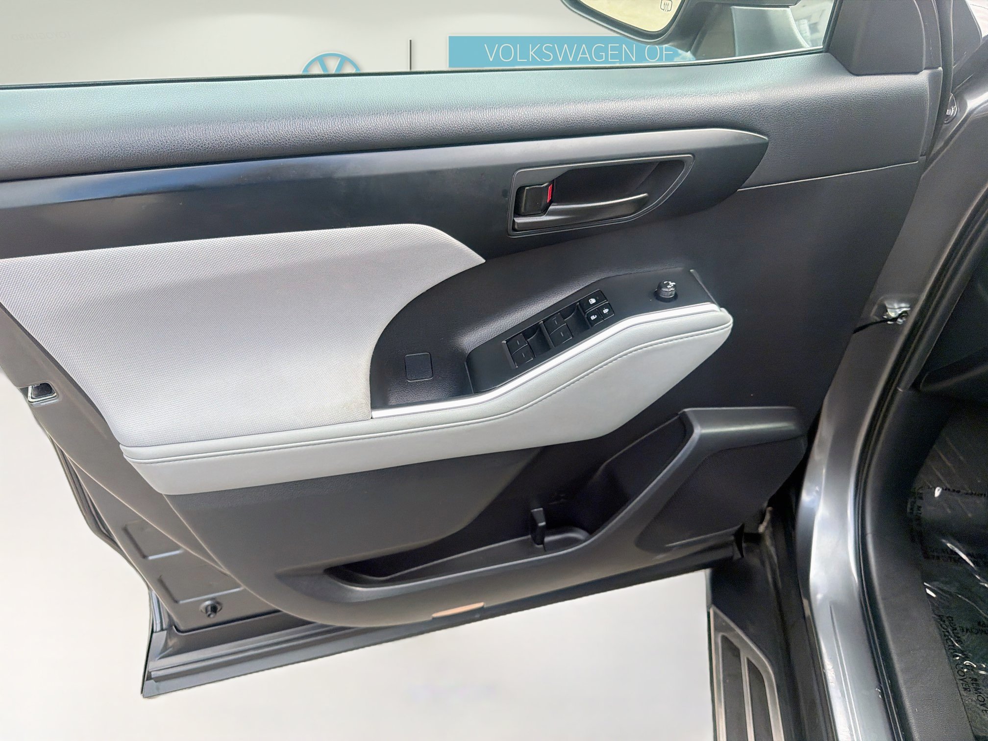 Used 2023 Toyota Highlander LE FWD image 19