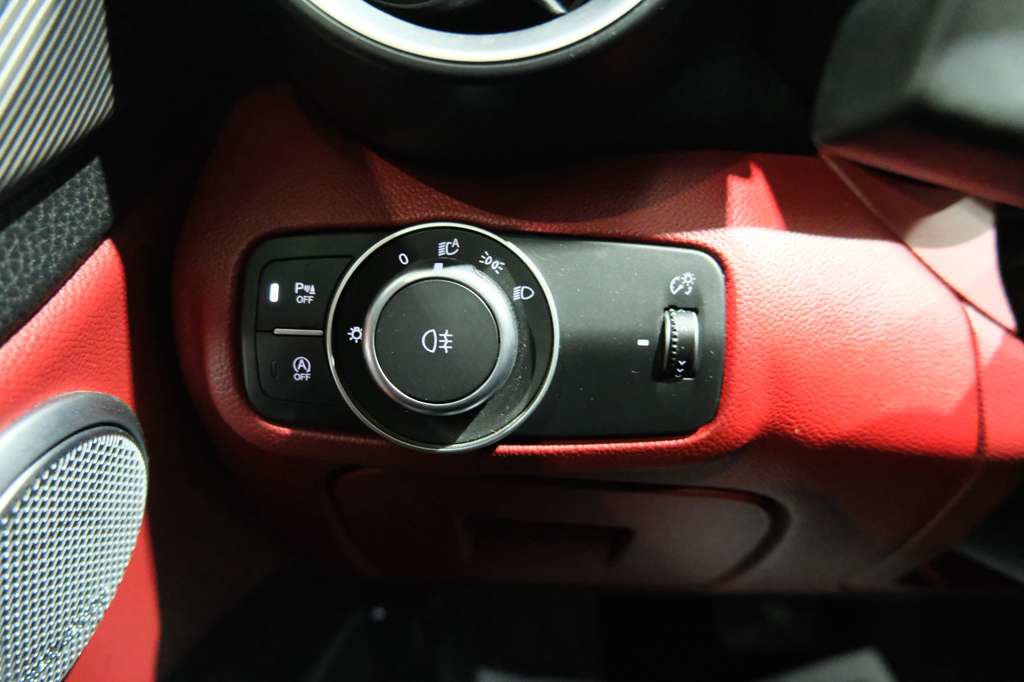 Used 2018 Alfa Romeo Giulia Ti w/ Nero Edizione RWD image 33