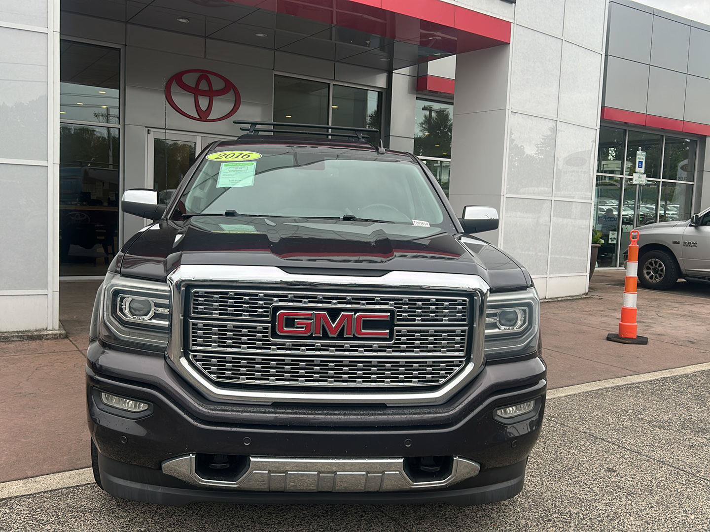 Used 2016 GMC Sierra 1500 Denali w/ Enhanced Driver Alert Package AWD/4WD image 7