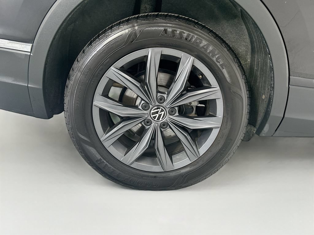 Used 2023 Volkswagen Tiguan SE w/ Panoramic Sunroof Package FWD image 32