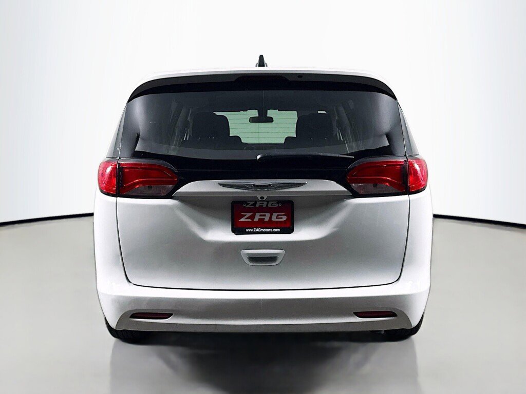 Used 2022 Chrysler Voyager LX image 4