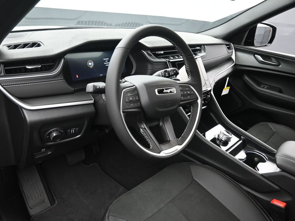 New 2025 Jeep Grand Cherokee Altitude image 33