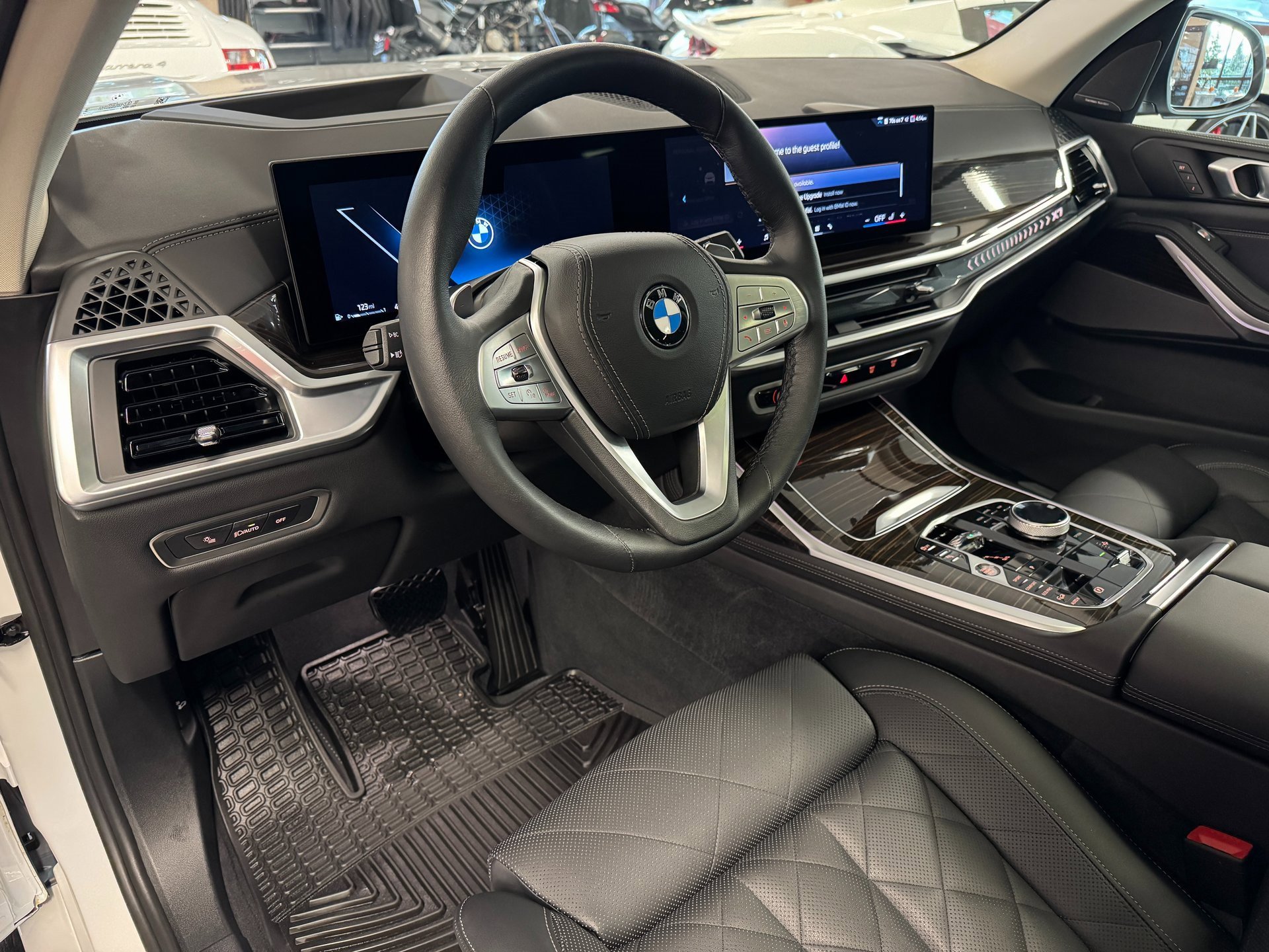 Used 2025 BMW X7 xDrive40i w/ Premium Package image 27