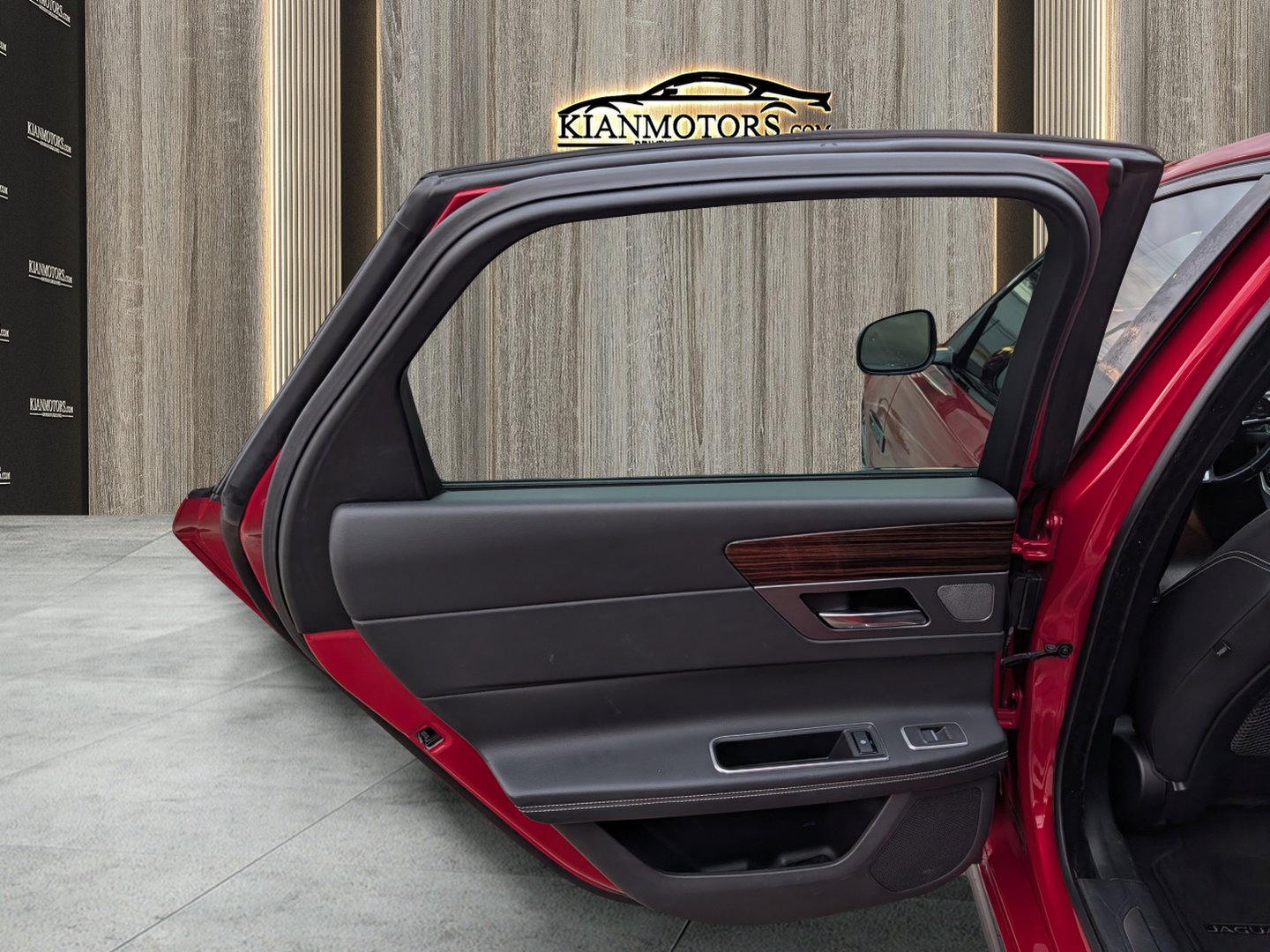 Used 2018 Jaguar XF S image 23