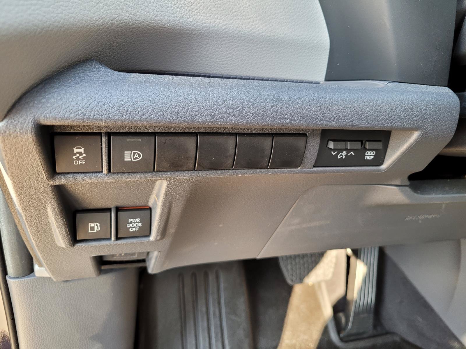 Used 2023 Toyota Sienna LE w/ LE Plus Package FWD image 27