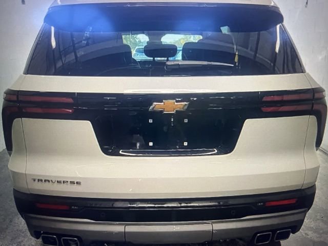 Used 2025 Chevrolet Traverse LT image 4