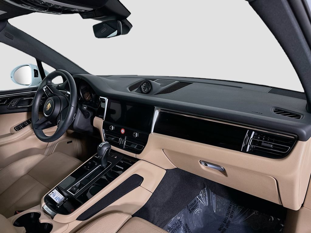 Used 2025 Porsche Macan image 31