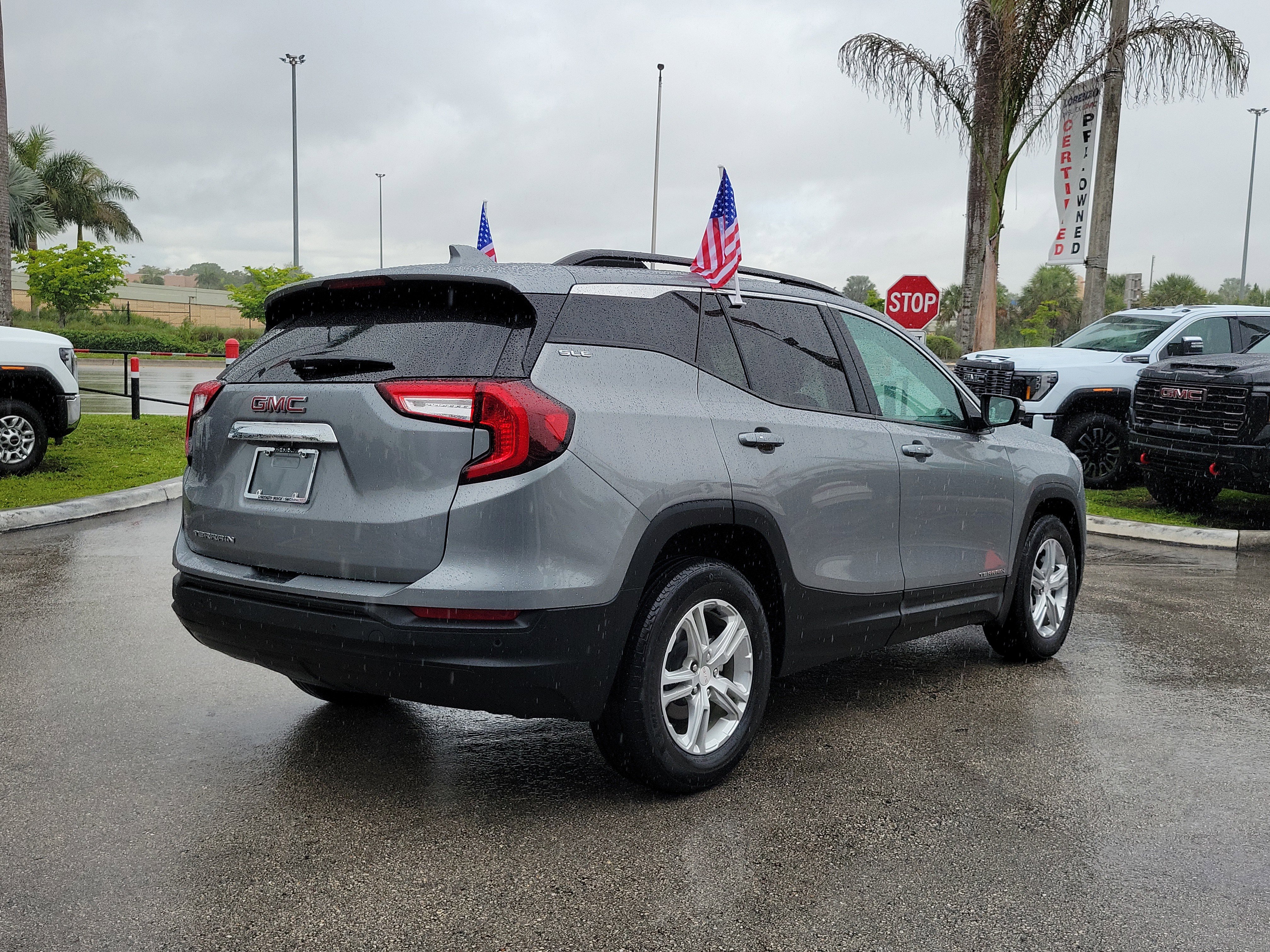 Used 2023 GMC Terrain SLE w/ Driver Convenience Package image 5