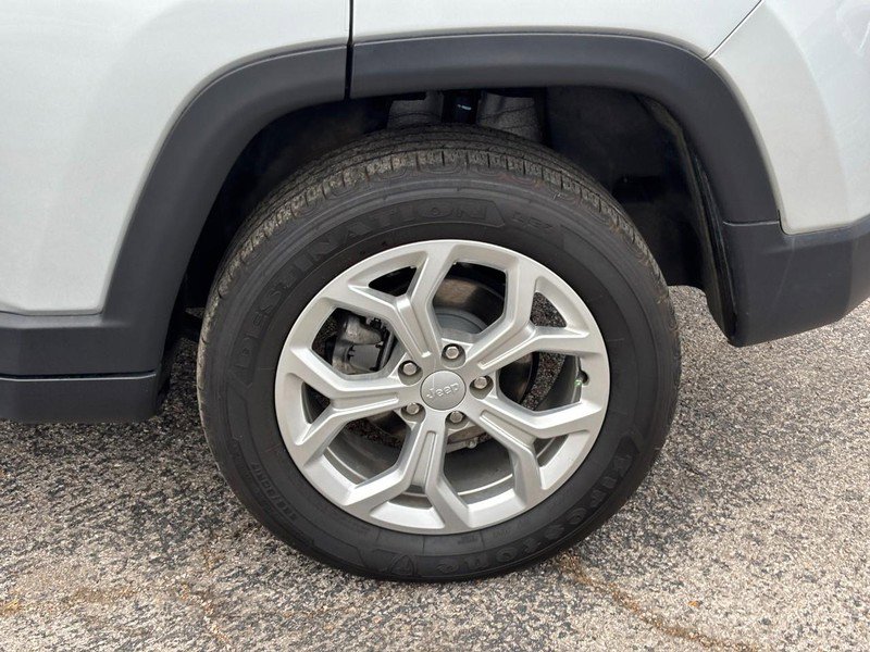 Used 2024 Jeep Compass Latitude image 11