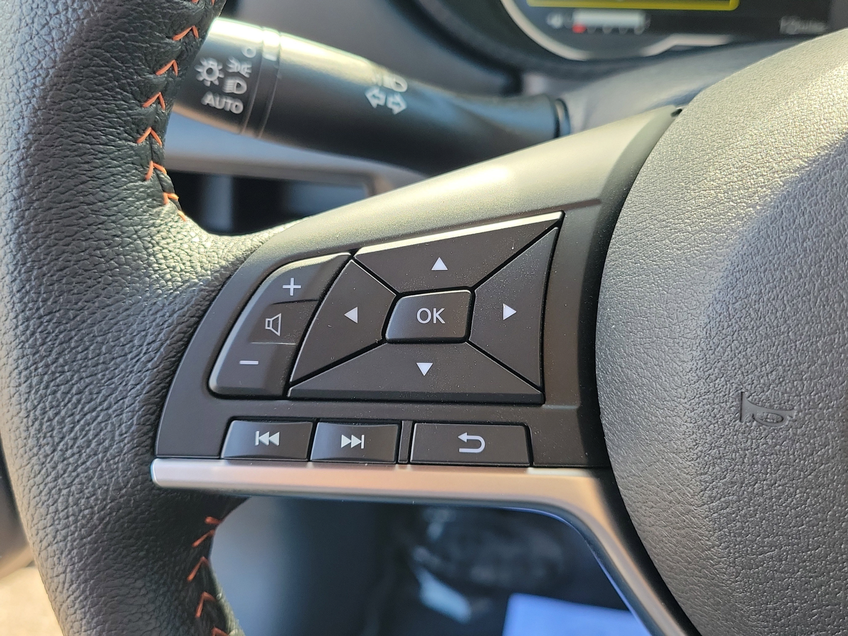 New 2025 Nissan Versa SR w/ Trunk Package FWD image 23