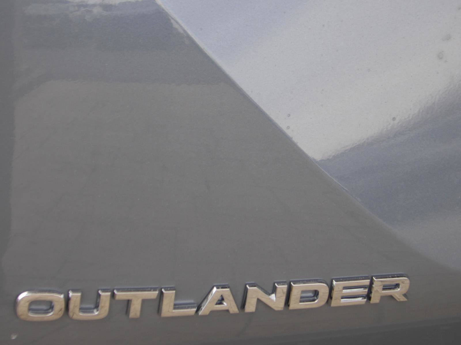 New 2026 Mitsubishi Outlander SE image 8