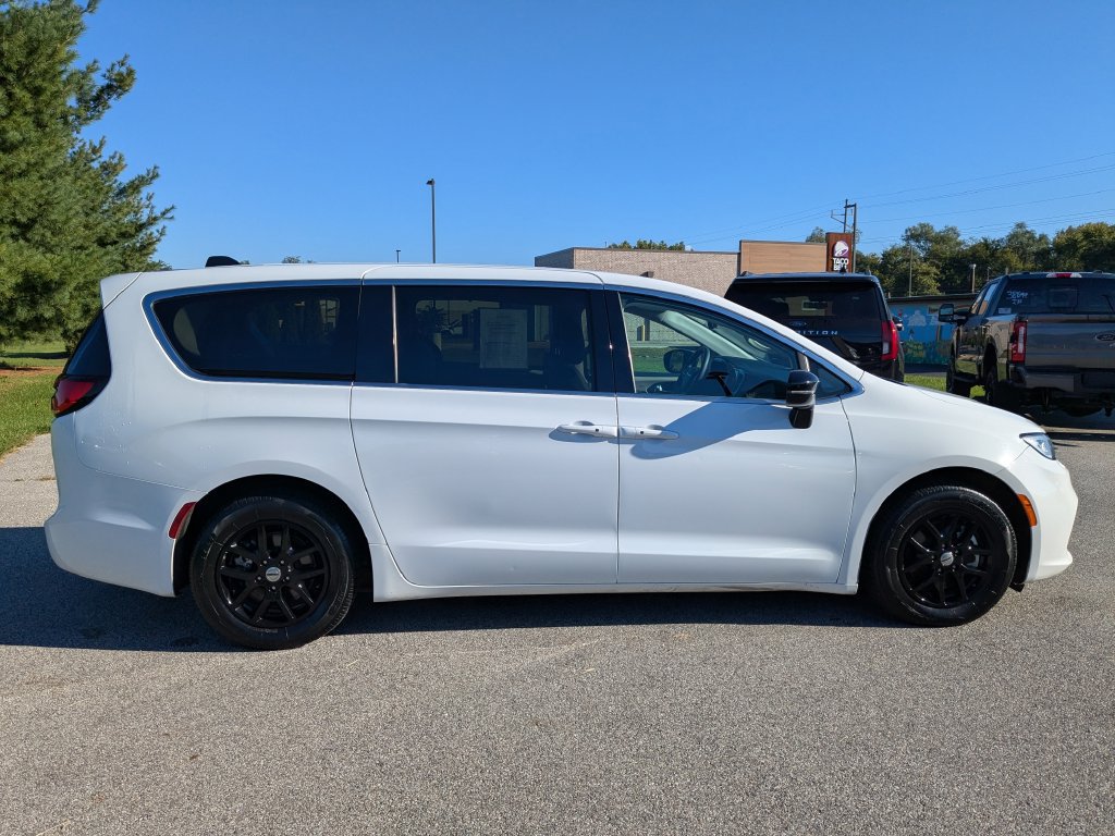 Used 2024 Chrysler Pacifica Touring-L FWD image 3