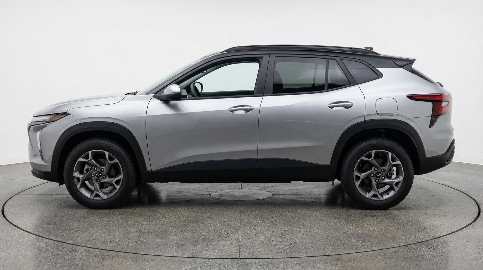 Used 2025 Chevrolet Trax LT FWD image 5