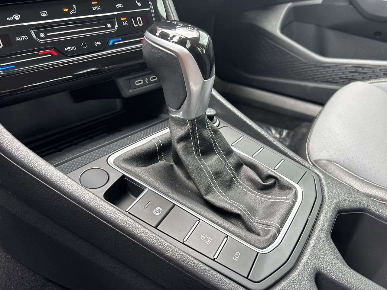 Used 2025 Volkswagen Jetta SE FWD image 22