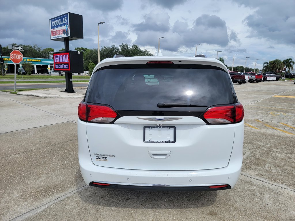Used 2020 Chrysler Pacifica Touring-L Plus FWD image 4