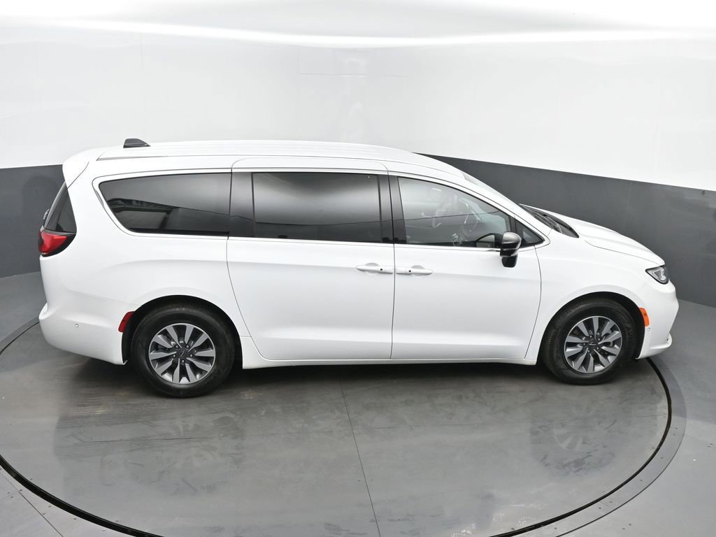 Used 2025 Chrysler Pacifica Select w/ Uconnect Theater Family Group image 43