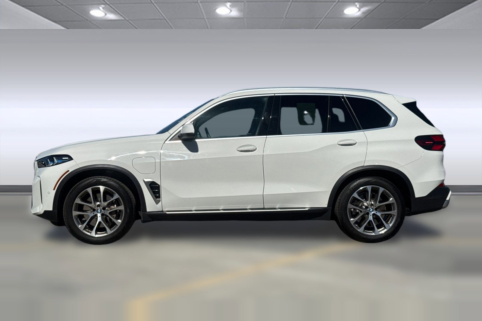 Used 2025 BMW X5 xDrive50e image 2