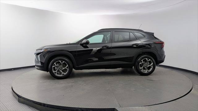 Used 2026 Chevrolet Trax LT FWD image 3