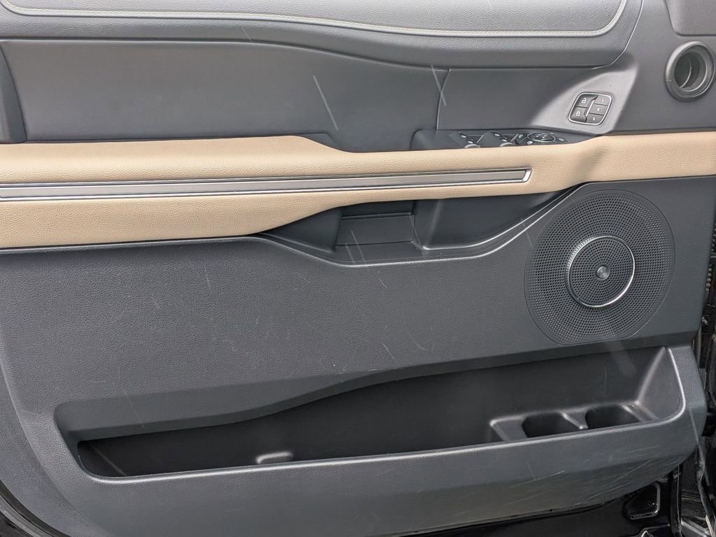 Used 2024 Ford Expedition Limited image 13