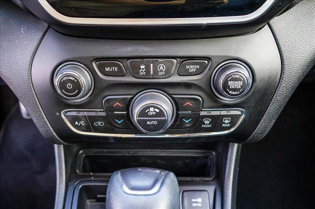 Used 2019 Jeep Cherokee Limited image 20