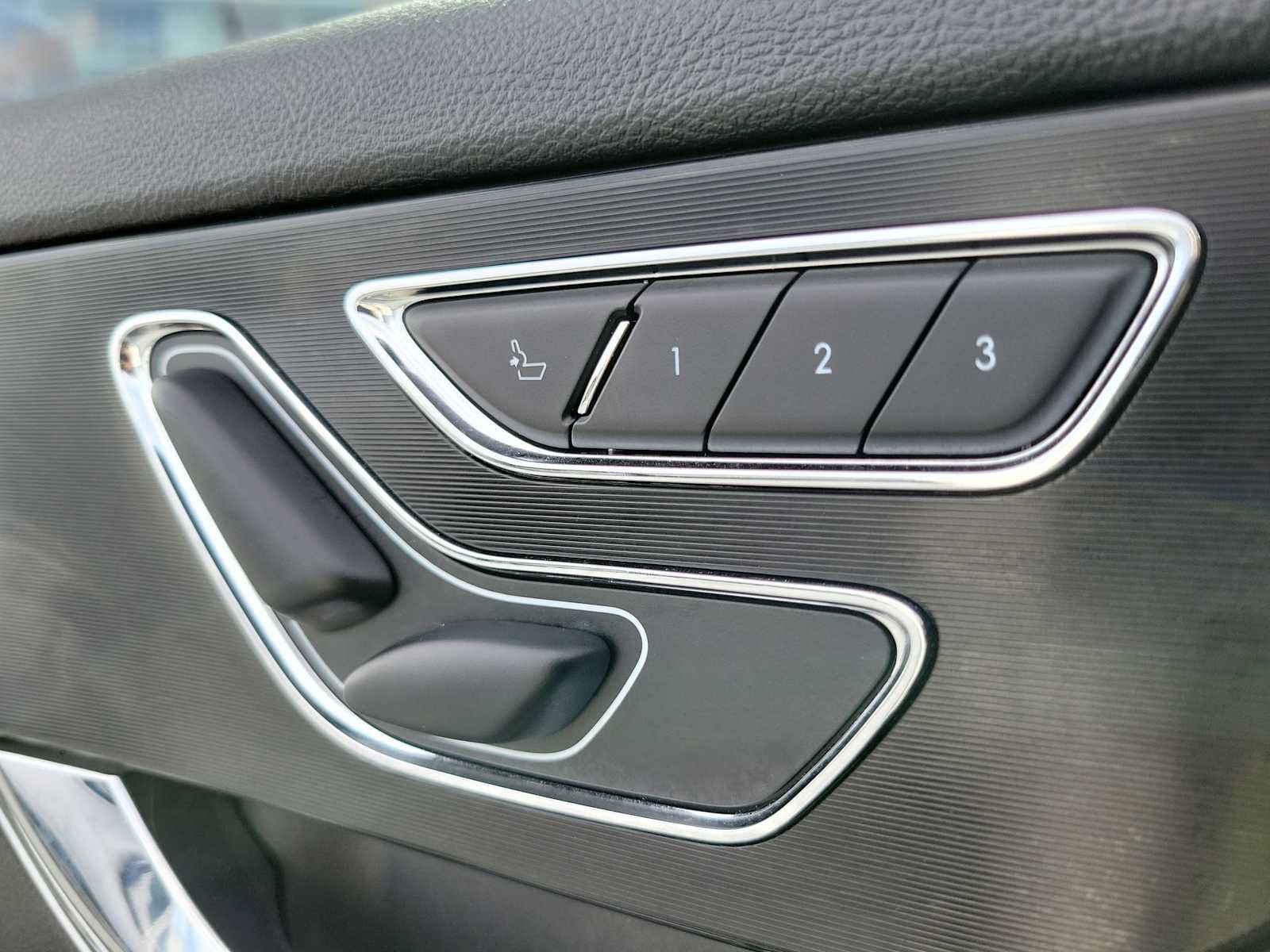 Used 2021 Lincoln Corsair AWD w/ Premium Package image 15