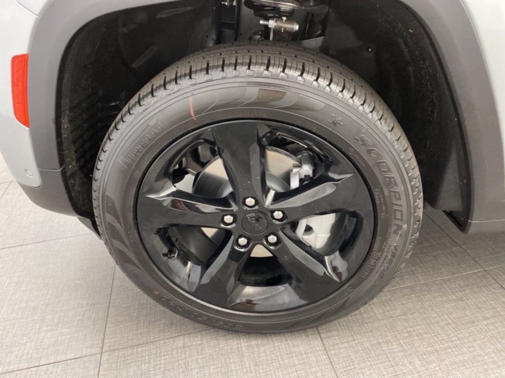 New 2025 Jeep Grand Cherokee Limited w/ Luxury Tech Group II RWD image 8