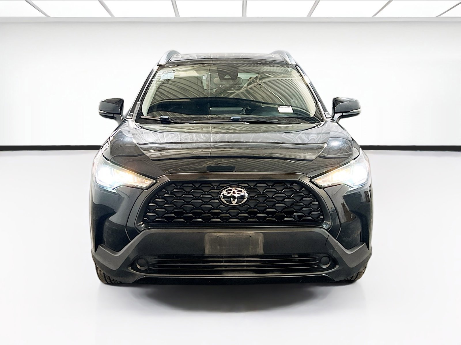 Used 2022 Toyota Corolla Cross LE w/ Moonroof Package FWD image 2