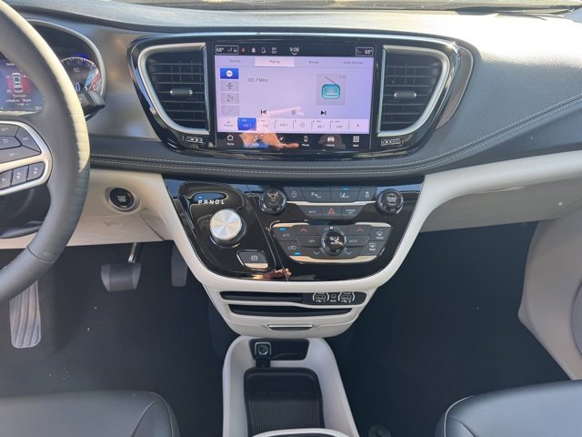 Used 2024 Chrysler Pacifica Touring-L image 21