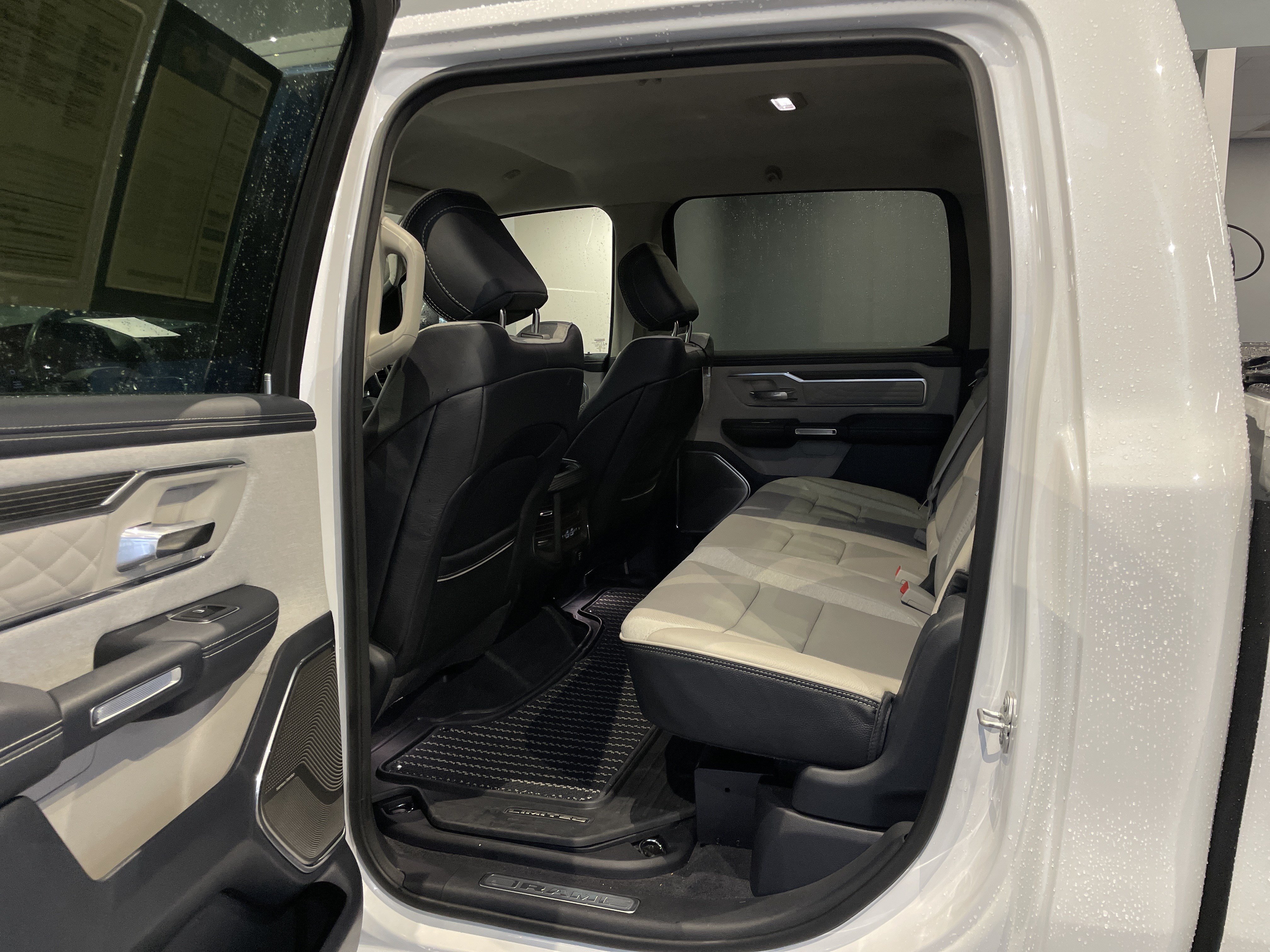 Used 2024 RAM 1500 Limited AWD/4WD image 35