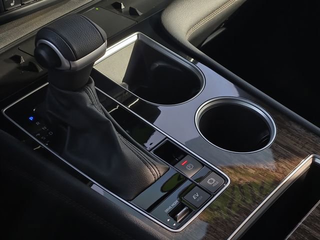 Used 2025 Toyota Sienna Limited image 23