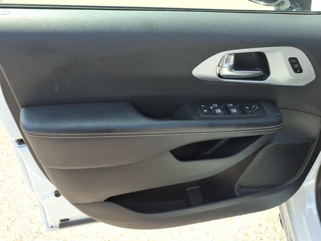 Used 2025 Chrysler Pacifica Limited FWD image 11