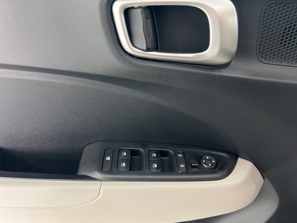 Used 2024 Hyundai Venue SEL image 21