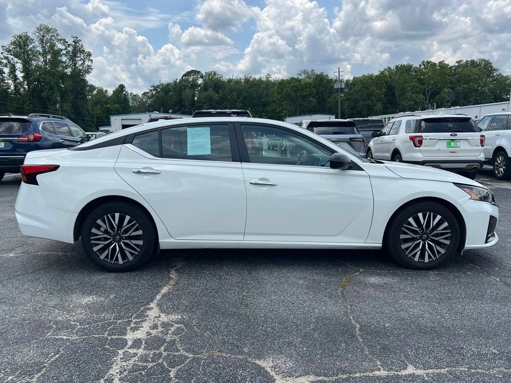 Used 2025 Nissan Altima 2.5 SV FWD image 2