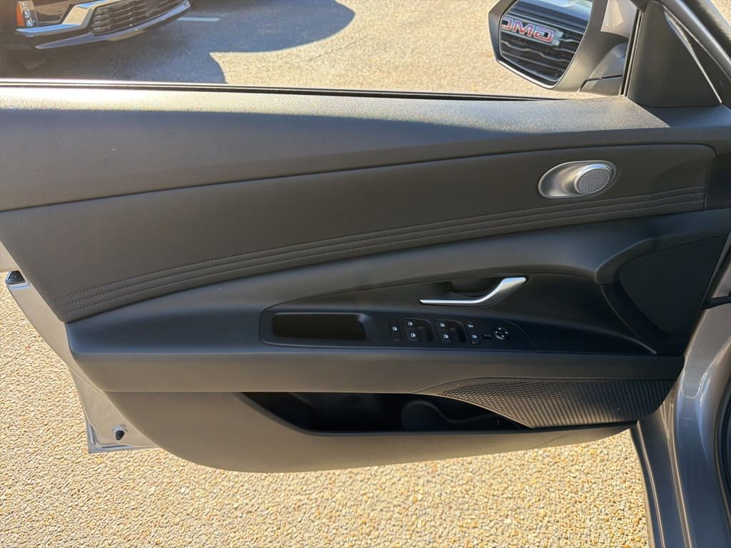 Used 2023 Hyundai Elantra SEL w/ Convenience Package image 17