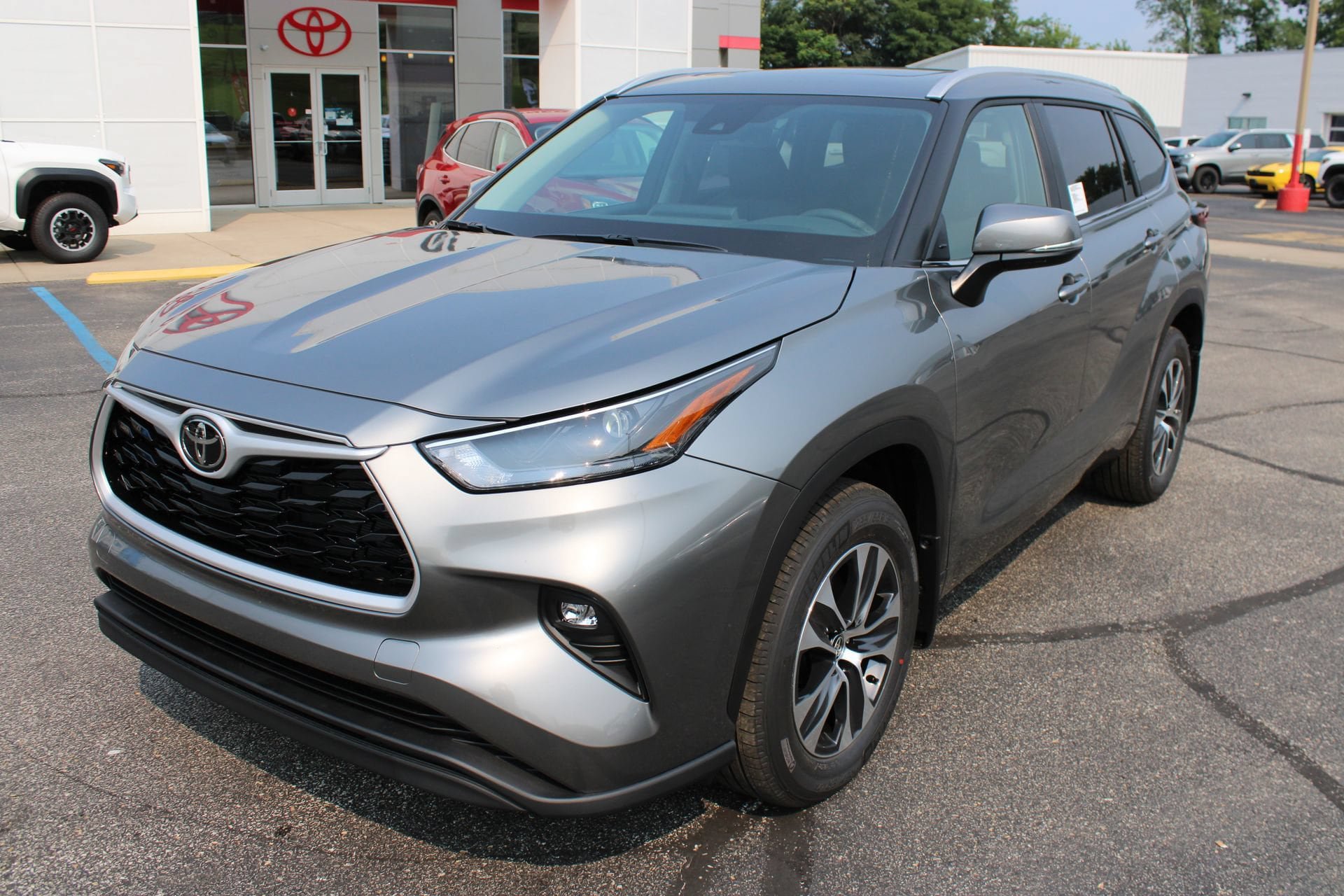 New 2026 Toyota Highlander XLE AWD/4WD image 2