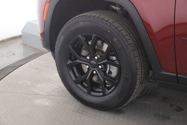 Used 2025 Jeep Grand Cherokee L Laredo image 13