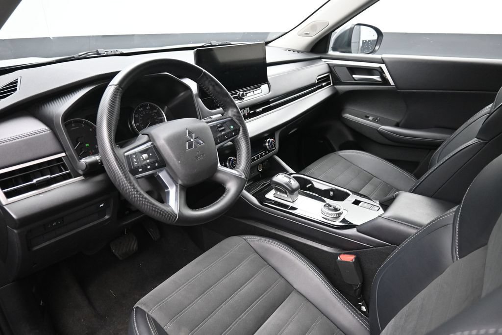 Used 2025 Mitsubishi Outlander AWD image 19
