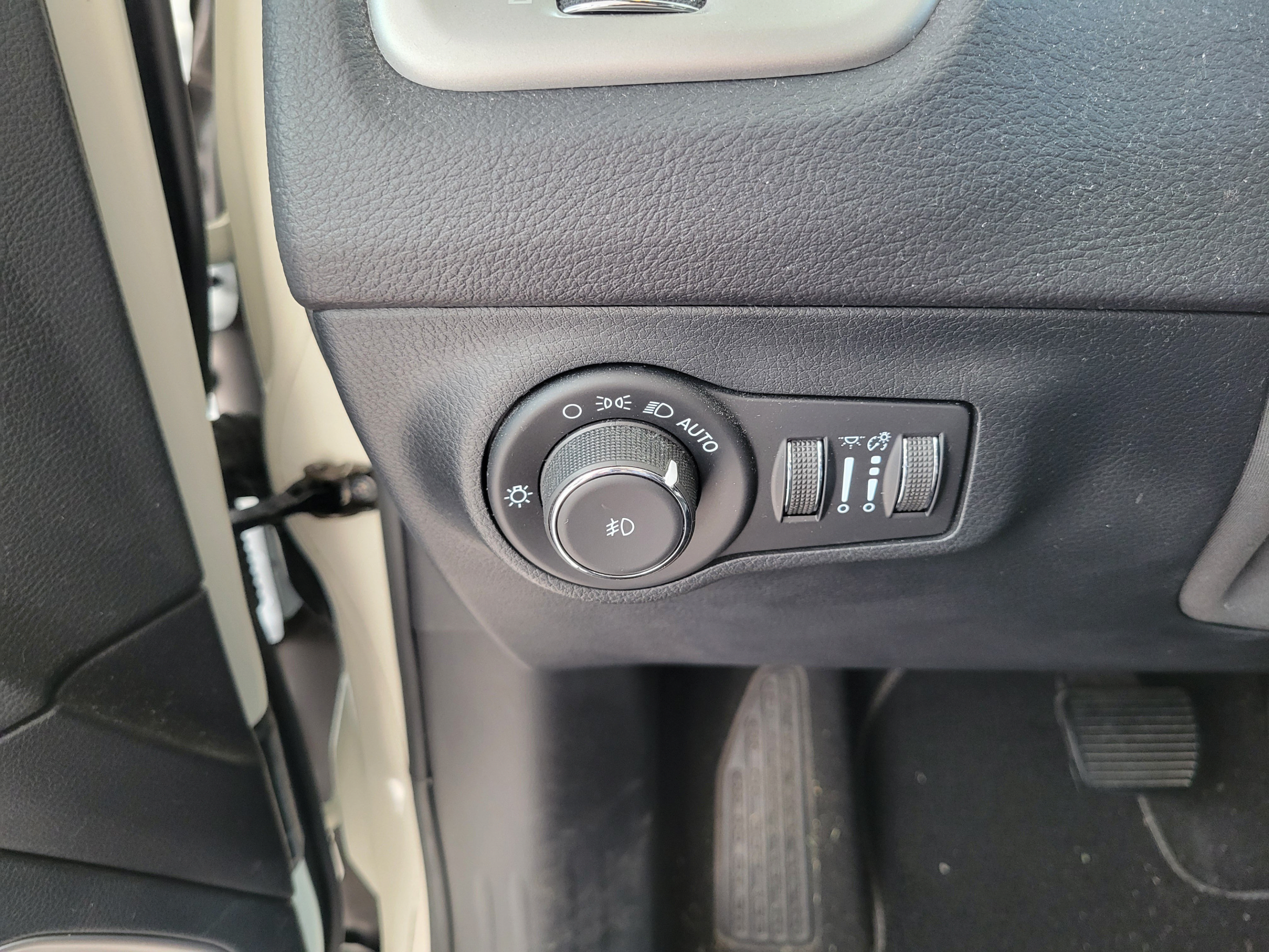 Certified 2021 Jeep Compass Latitude w/ Sun and Sound Group FWD image 23
