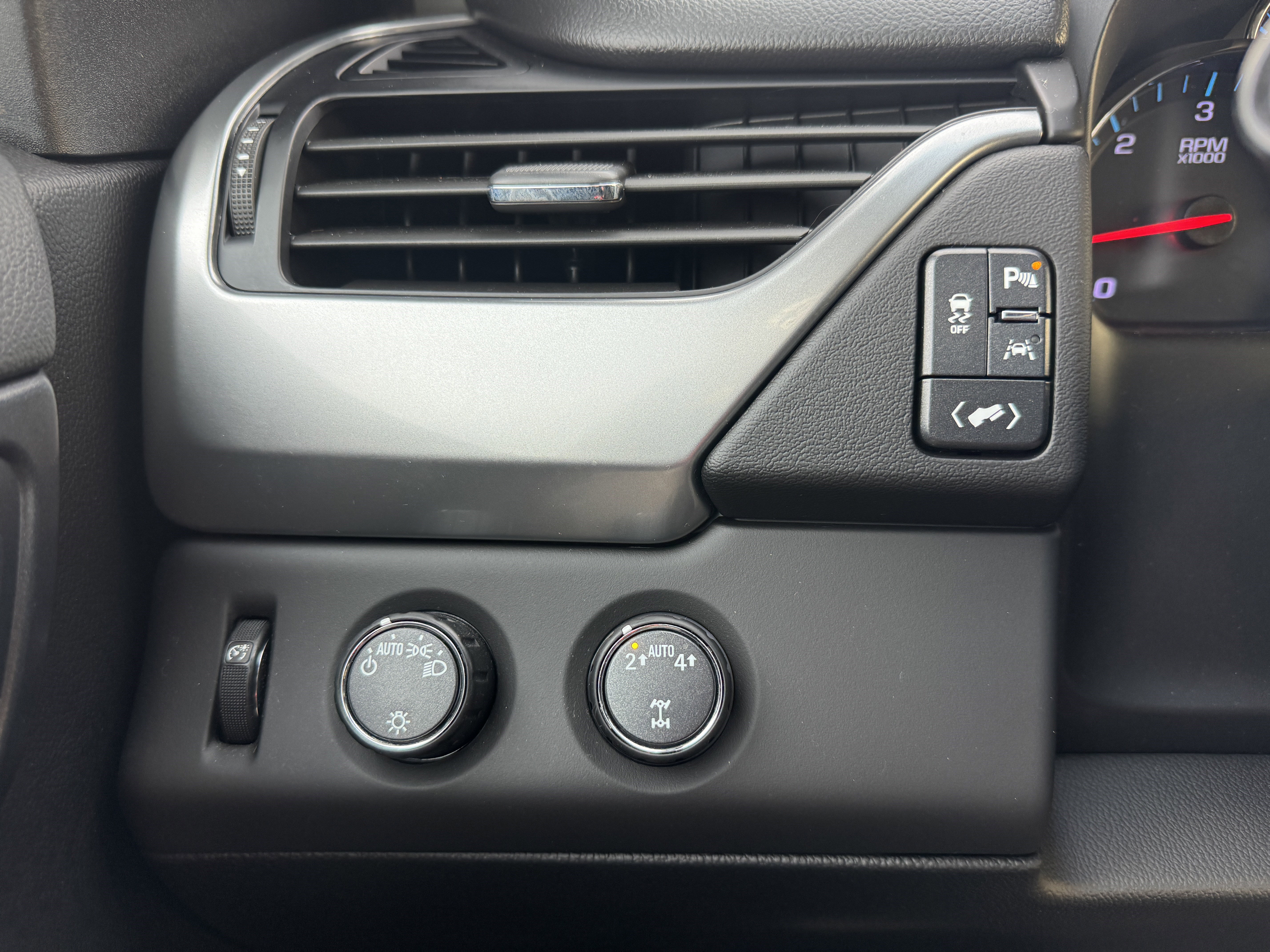 Used 2020 Chevrolet Tahoe LS w/ Enhanced Driver Alert Package image 32